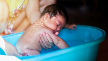 Améliorez le sommeil de bébé en lui donnant le bain à ce moment