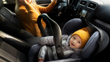 Avec ces astuces, votre bébé sera confortablement installé dans la voiture en un rien de temps !