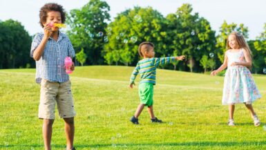 Pourquoi vous devez absolument encourager vos enfants à jouer dehors dès maintenant