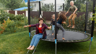 Transformez votre jardin en aire de jeux idéale pour vos enfants avec ces astuces faciles